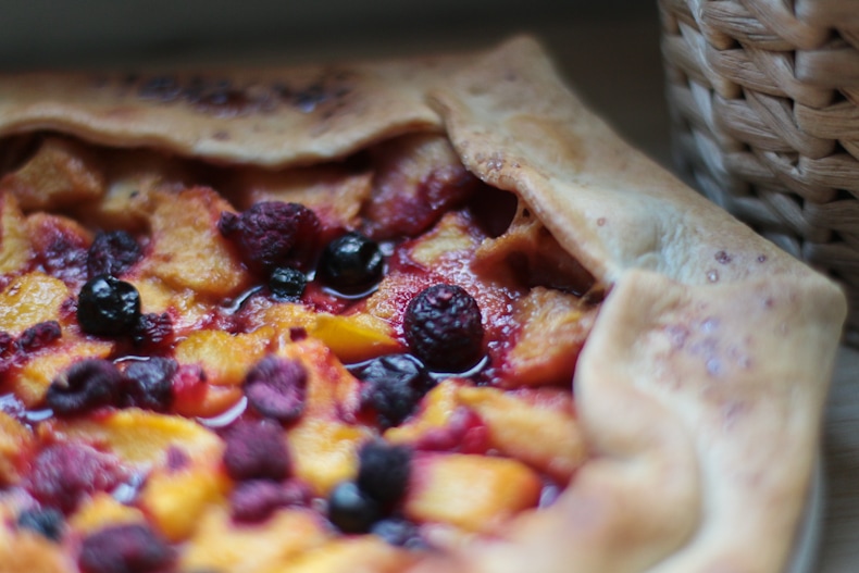 Tarte rustique pêches jaunes & fruits rouges