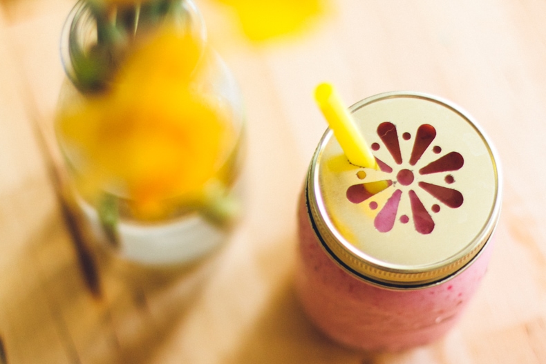 Smoothie minute : framboises, banane & amande